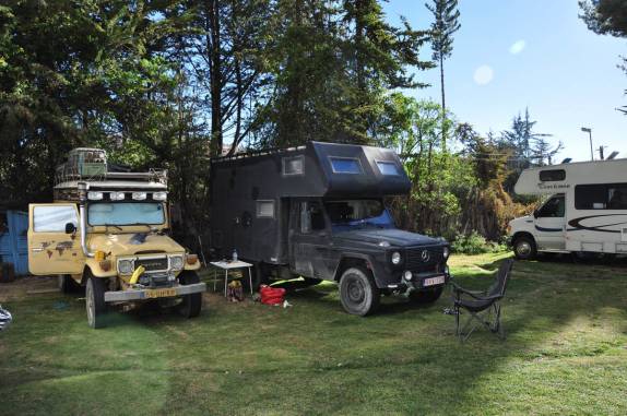 Vários carros de overlanders em chácara em Cusco, no Peru